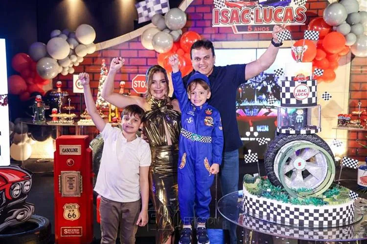 Kamila Monteiro e Adriano Barbosa celebram os cinco anos do filho Isac Lucas