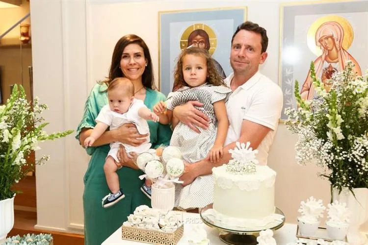 Clarissa Magalhães e Sebastien Janney levam Emmanuel Janney à pia batismal