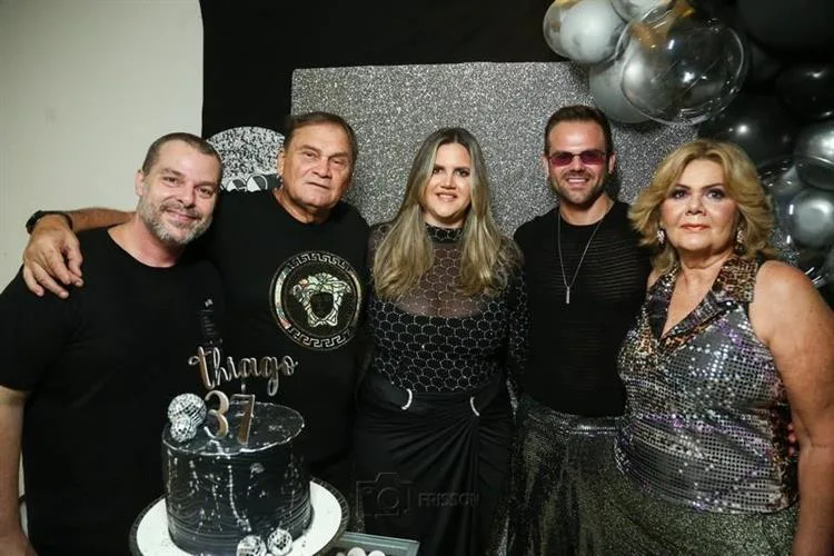 Thiago Marques celebra 37 anos com Disco Party