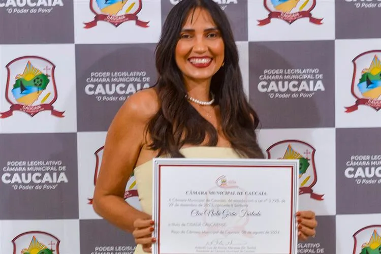 Clea Girão recebe título de cidadã Caucaiense e medalha do mérito legislativo
