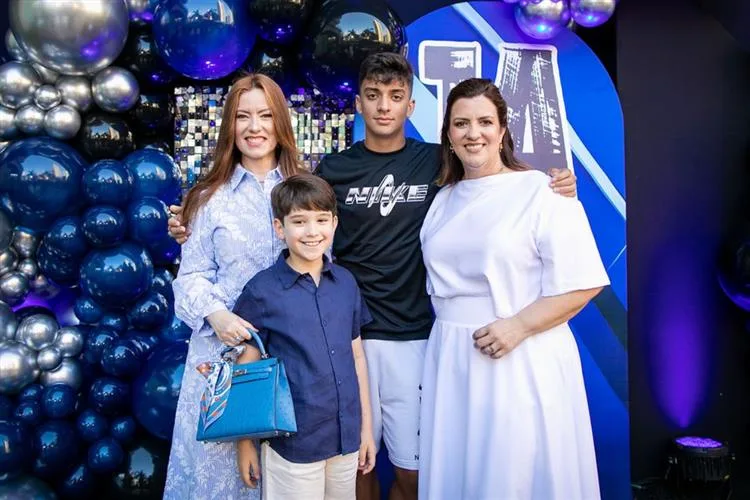 Claudia Majela comemora os 15 anos do filho João Augusto com uma festa temática de futebol
