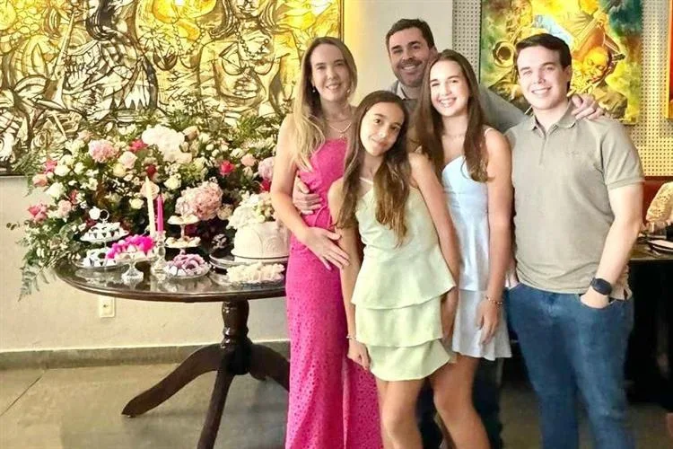 Érika Figueiredo celebra aniversário com familiares e amigas