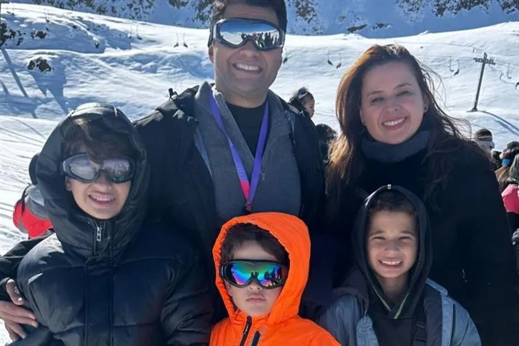Camila Ximenes e Jacob Stevenson aproveitam Farellones, em Santiago, em família
