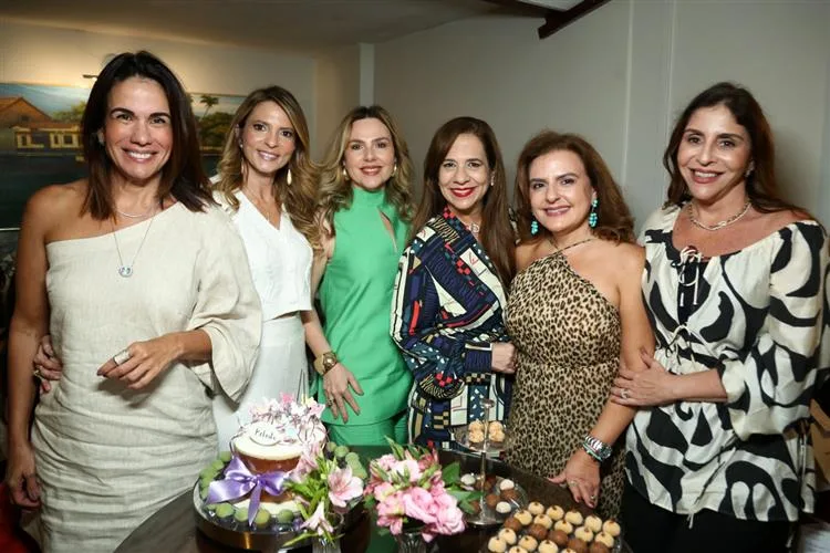 Roberta Ary celebra a nova idade entre amigas