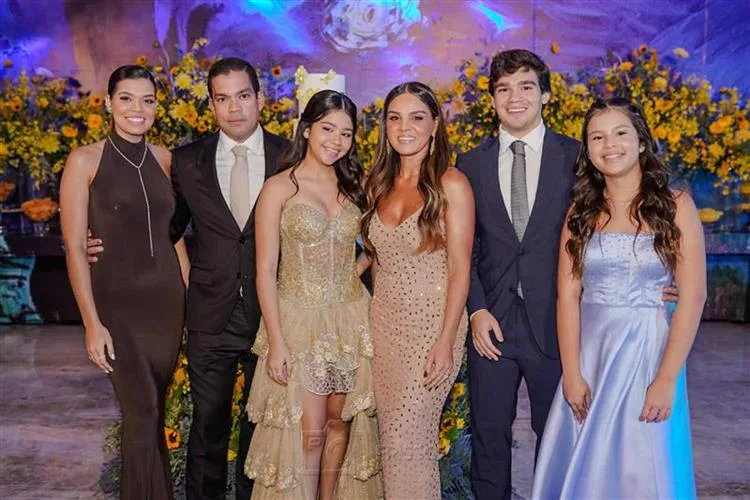 Maria Helena Queirós celebra seu début em inesquecível party