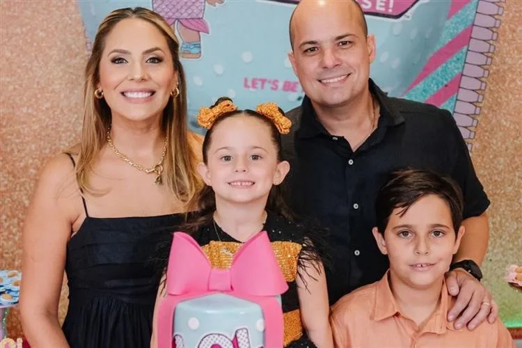 Anna Gladys e Felipe Oquendo comemoram os cinco anos da filha Melina