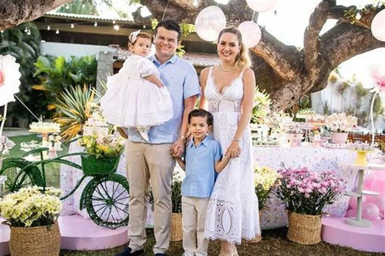 Hanna e Thiago Joca assopram a primeira velinha da filha caçula Maria Rita