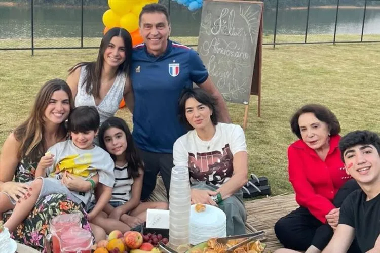 Idezio Rolim brinda a nova idade em viagem com a família por São Paulo