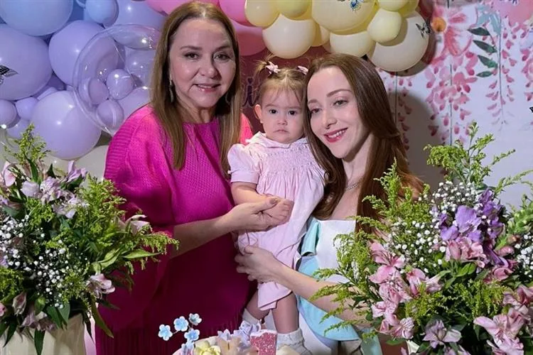 Sandra Fujita reúne familiares e amigas no primeiro aniversário da neta Maria Luiza