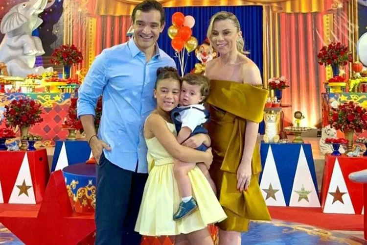 Livia Correia e Valmique Filho assopram a primeira velinha do filho, Luiz Felipe