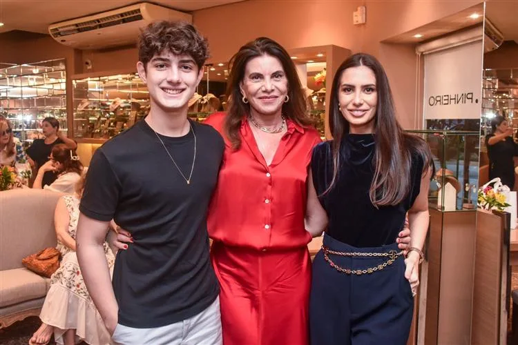 Sandra Pinheiro recebe convidados para apresentar sua nova coleção de joias
