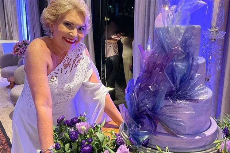 Salete Araújo celebra a nova idade em noite de frisson