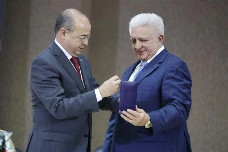 Alece entrega medalha Edson Queiroz ao empresário Deusmar Queirós