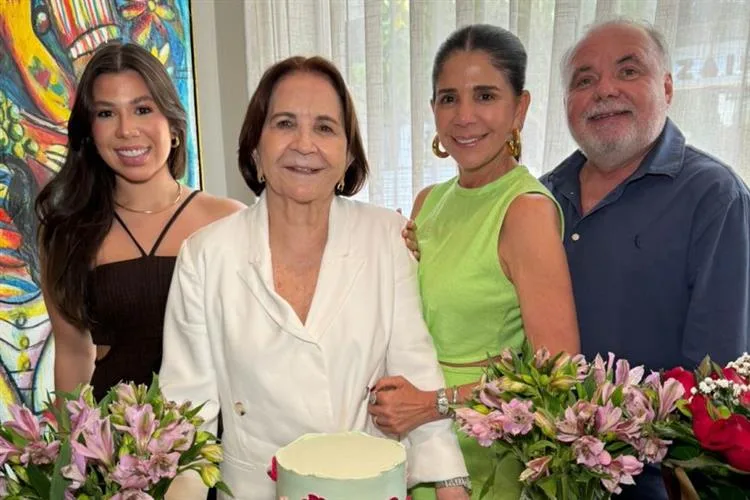 Lenita Negrão recebe o carinho das amigas para celebrar seus 79 anos