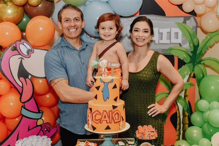 Jamila Araújo e João Paulo Saraiva assopram as duas velinhas do filho Caio