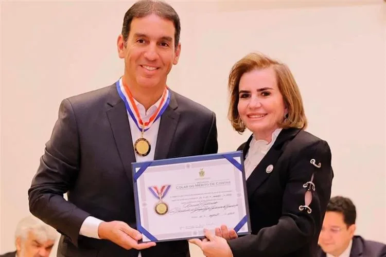 Dissica Calderaro recebe homenagem do Tribunal de Contas do Estado do Amazonas