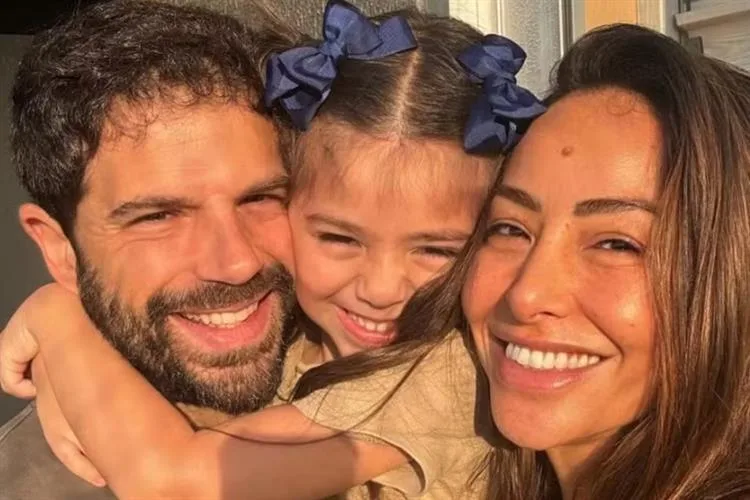 Sabrina Sato inicia o dia ao lado do ex-marido, Duda Nagle, e da filha, Zoe