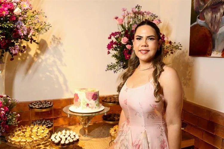 Ivana Lucena celebra a nova primavera entre familiares e amigos