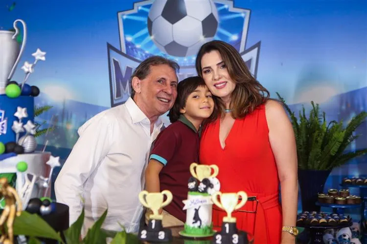 Luiza e Vilmar Ferreira festejam os seis anos do filho Matheus com temática de futebol
