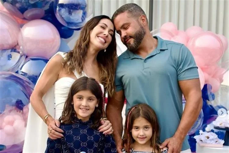 Bella Falcone celebra aniversário das filhas Vicky e Stella