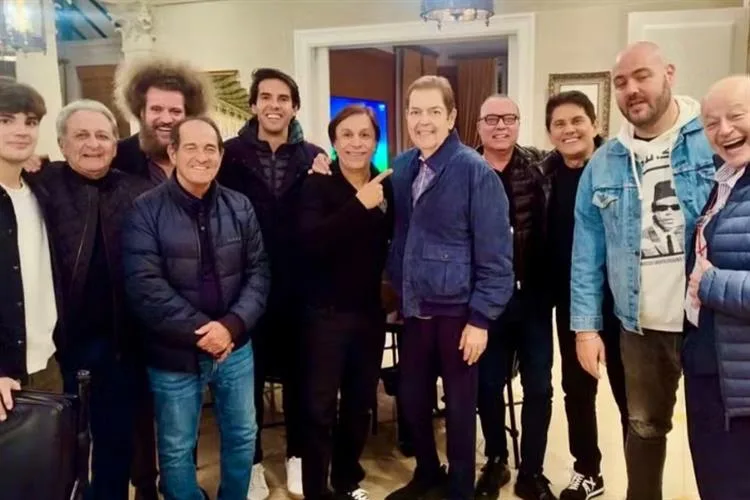 Faustão reúne amigos em noite de pizza após transplantes de rim e coração