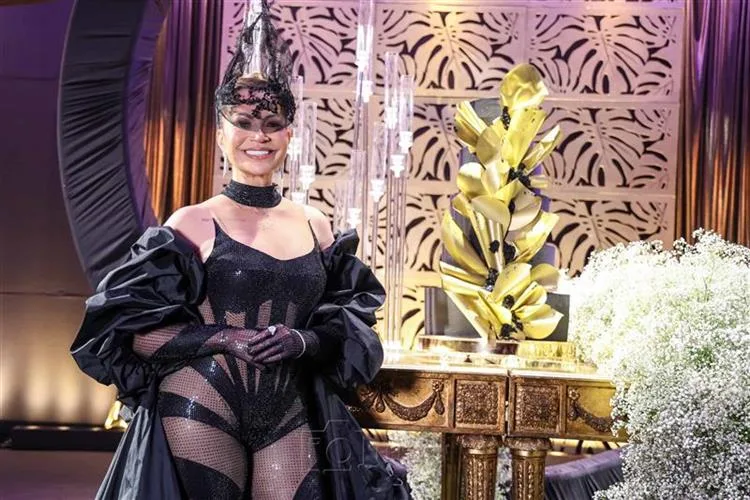 Solange Almeida celebra suas cinco décadas em inesquecível Baile de Máscaras