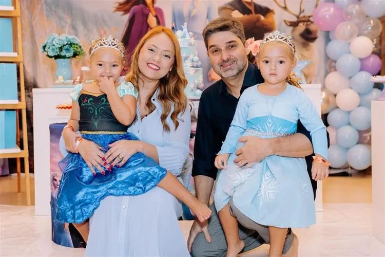 Marcella Maia e Fábio Arruda celebram os três anos das filhas Nicole e Sofia