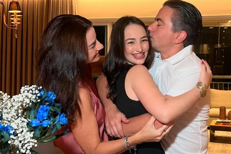Giselle e Pedro Ivo Frota celebram os 19 anos da filha Letícia reunindo sua turma de amigos