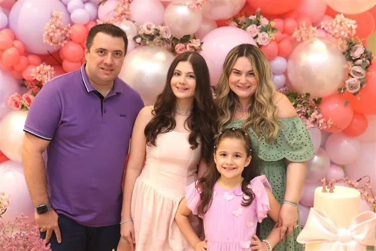 Karla Benevides e Victor Rocha festejam os 14 anos da filha Klara