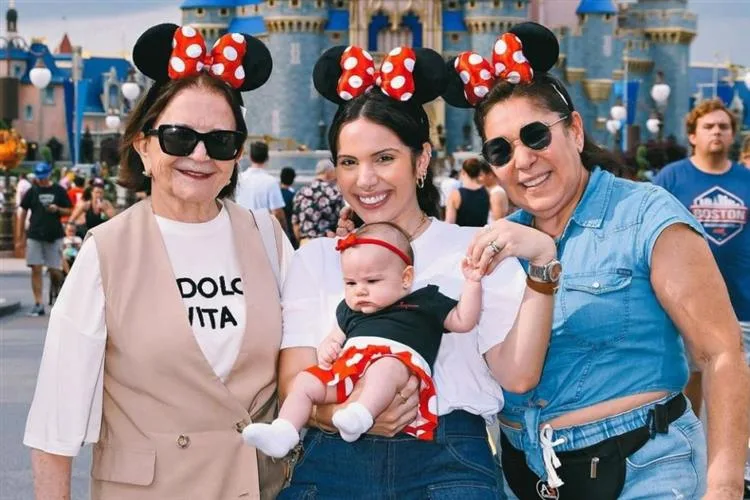 Nicole Vasconcelos e Pedro Paulo Carapeba curtem a estreia da filha, Olívia, na Disney