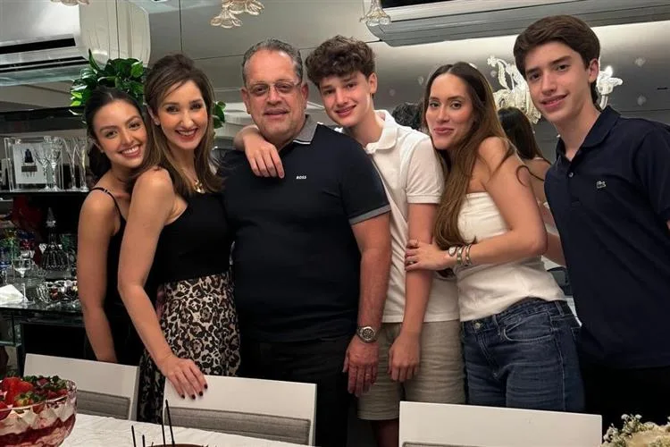 André Alencar recebe o carinho da família na celebração da nova idade