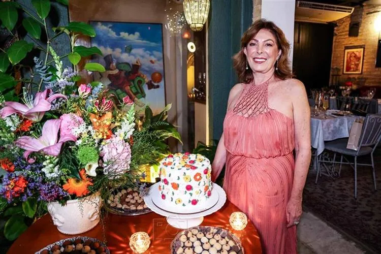 Lena Marcílio brinda a nova idade entre amigos e familiares