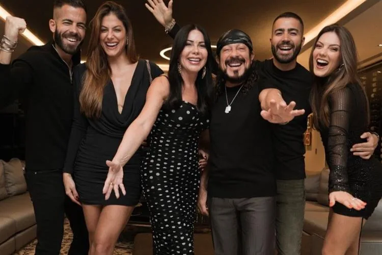 Bell Marques comemora aniversário em família