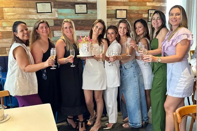 Liana Ximenes comemora a nova primavera com grupo de amigas