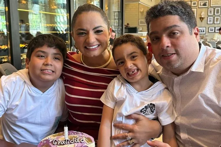 Cleane Fontenele celebra aniversário com a família