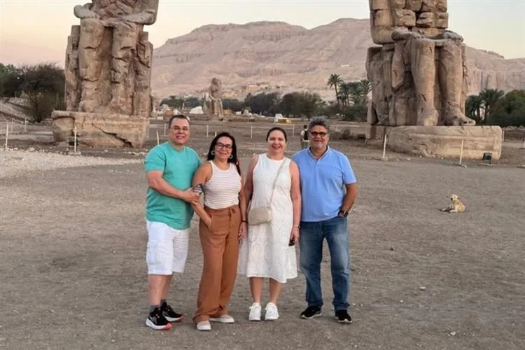 Colombo e Lili Cialdini desembarcam no Cairo, Egito, para temporada de férias
