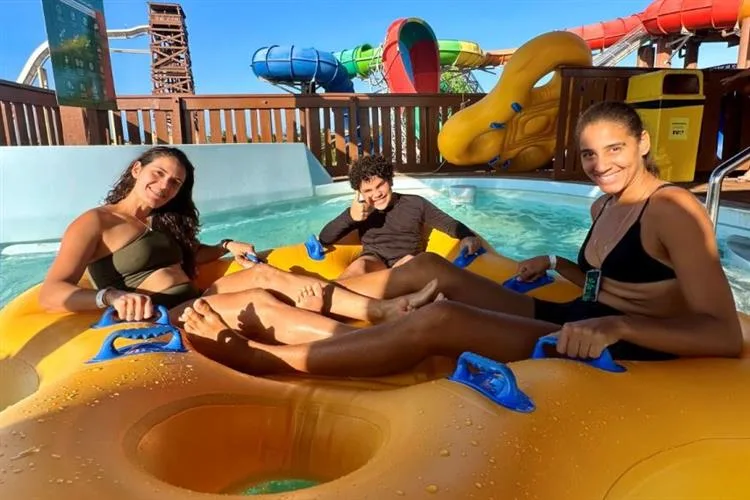 Campeã olímpica Ana Patrícia curte férias no Beach Park