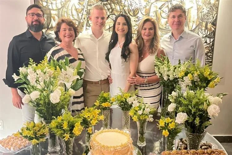Germana Wanderley arma jantar intimista para os noivos Lívia Cavalcante e Steffen Wedekind