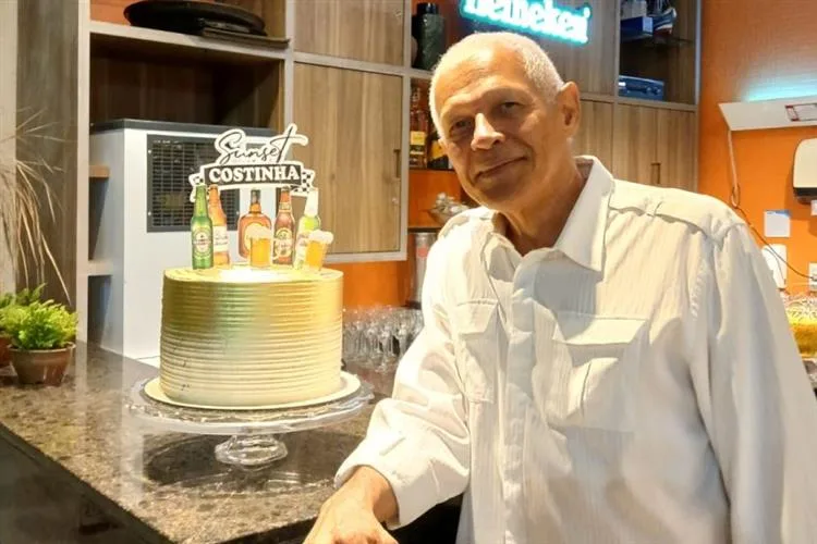 Costinha e Vera Costa reúnem amigos no Hotel Sonata de Iracema para celebrar o aniversário dele