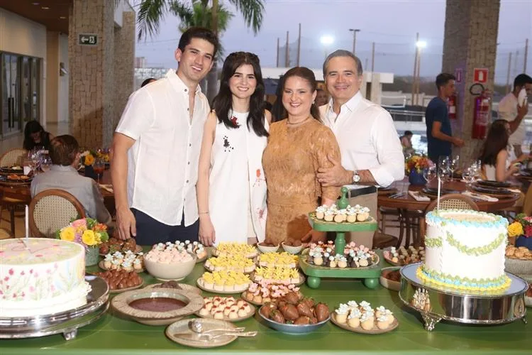 Cristiane Vieira Sousa celebra aniversário com amigas e familiares