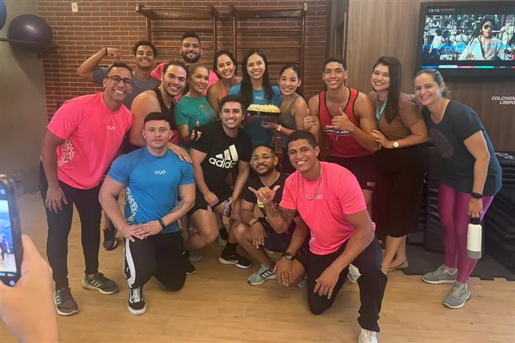 Tayane Alves ganha sessão happy birthday surpresa dos amigos e colegas de trabalho