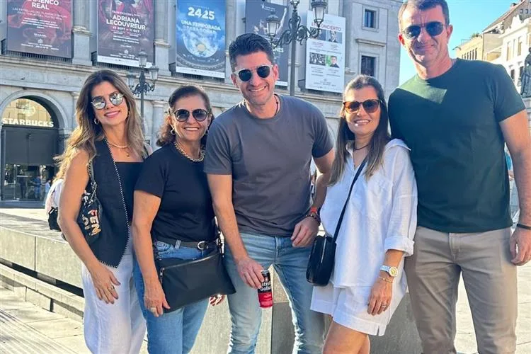 Maria Inês Benevides causa frisson em Madrid ao lado dos filhos