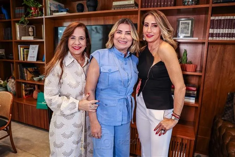 Cris Cavalcante ganha b-day surpresa para comemorar a nova idade