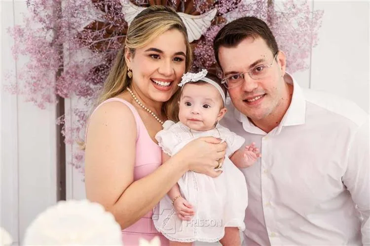 Bárbara Elen e Flávio Roberto Alves levam Maria à pia batismal