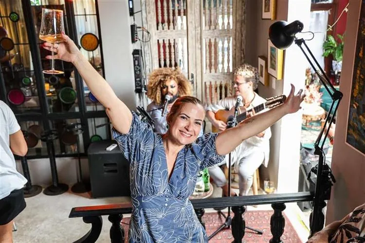 Briane de Castro brinda as 50 primaveras em grande estilo