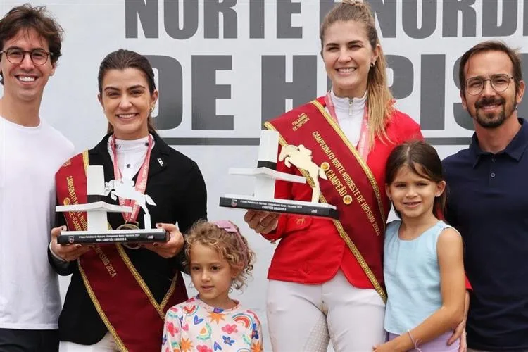 Victoria Erel Pontes celebra conquista em disputa hípica