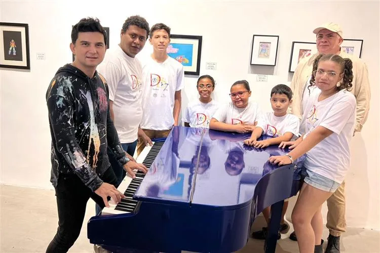 Paulo Rodrigo causa frisson na abertura da exposição “Sentindo o Mundo em Cores”