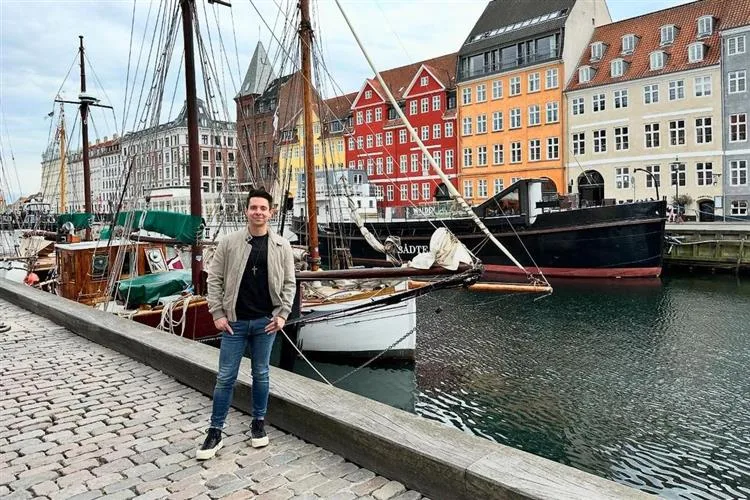 Após temporada de sucesso do "Bora Viajar?!", Patriolino Ribeiro Neto curte férias em Copenhagen