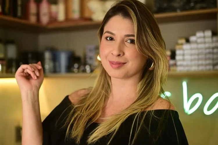 Karine Costa destaca sua trajetória de sucesso em entrevista exclusiva
