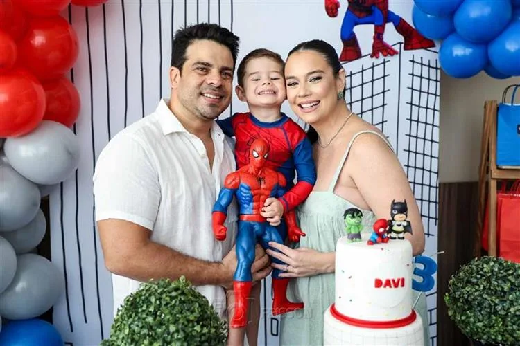 Rachel Bezerra e Igor Vieira realizam dupla party em torno dos filhos